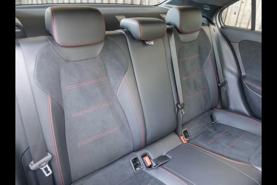 Mercedes-Benz A-Klasse 250e AMG Line ** HP-LED, NAVI+, PANORAMA, DISTR, HuD, KEYLESS, 19-inch LMV ** 1e EIG - UNFALLFREI ** ** INFORMEER OOK NAAR ONZE AANTREKKELIJKE FINANCIAL-LEASE TARIEVEN **