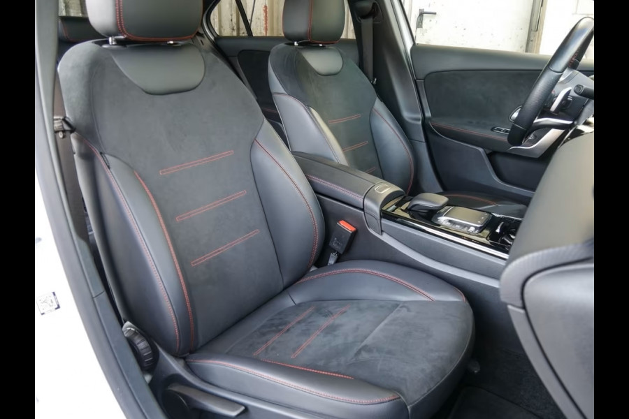 Mercedes-Benz A-Klasse 250e AMG Line ** HP-LED, NAVI+, PANORAMA, DISTR, HuD, KEYLESS, 19-inch LMV ** 1e EIG - UNFALLFREI ** ** INFORMEER OOK NAAR ONZE AANTREKKELIJKE FINANCIAL-LEASE TARIEVEN **