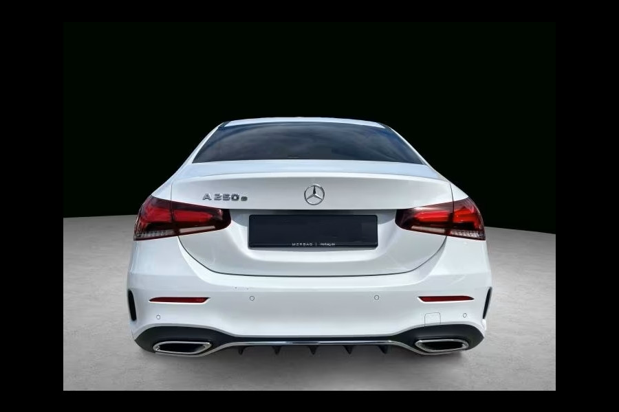 Mercedes-Benz A-Klasse 250e AMG Line ** HP-LED, NAVI+, PANORAMA, DISTR, HuD, KEYLESS, 19-inch LMV ** 1e EIG - UNFALLFREI ** ** INFORMEER OOK NAAR ONZE AANTREKKELIJKE FINANCIAL-LEASE TARIEVEN **