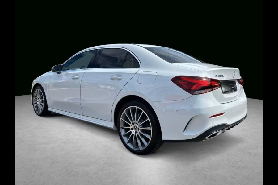 Mercedes-Benz A-Klasse 250e AMG Line ** HP-LED, NAVI+, PANORAMA, DISTR, HuD, KEYLESS, 19-inch LMV ** 1e EIG - UNFALLFREI ** ** INFORMEER OOK NAAR ONZE AANTREKKELIJKE FINANCIAL-LEASE TARIEVEN **