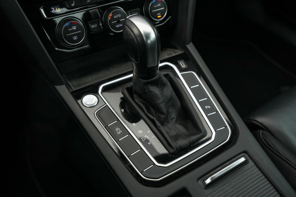 Volkswagen Passat 1.5 TSI Elegance Business R Leer Navi