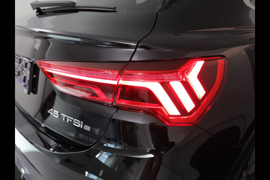Audi Q3 Sportback 45 TFSI e Edition 245 pk S-tronic | Navigatie | Parkeersensoren (Park assist) | Achteruitrijcamera | Stoelverwarming | Adaptieve cruise control | Lederen bekleding |