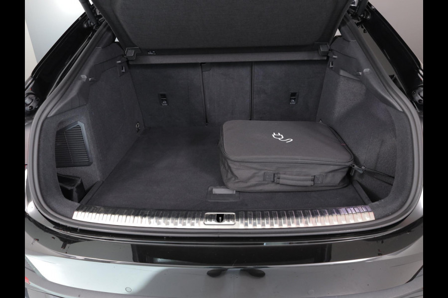Audi Q3 Sportback 45 TFSI e Edition 245 pk S-tronic | Navigatie | Parkeersensoren (Park assist) | Achteruitrijcamera | Stoelverwarming | Adaptieve cruise control | Lederen bekleding |