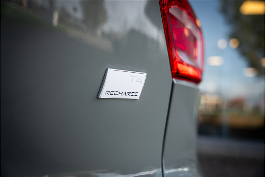 Volvo XC40 T4 Recharge Core Bright ** Camera ** Stuurverwarming **
