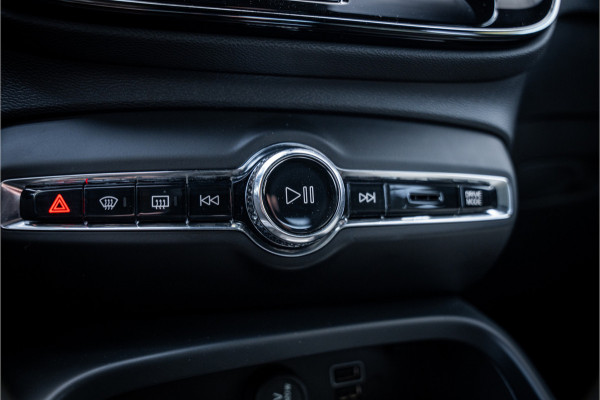 Volvo XC40 T4 Recharge Core Bright ** Camera ** Stuurverwarming **