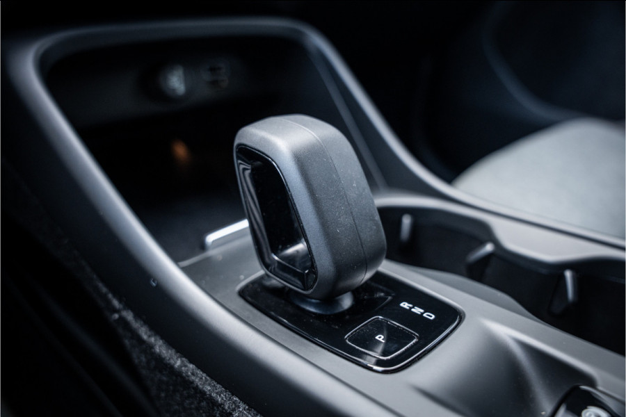 Volvo XC40 T4 Recharge Core Bright ** Camera ** Stuurverwarming **