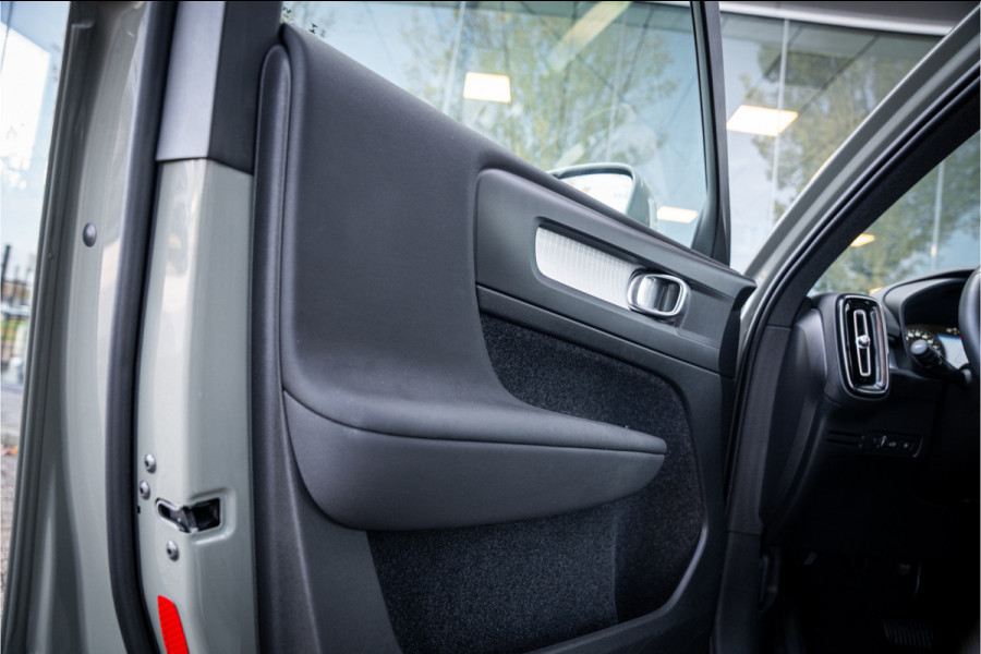 Volvo XC40 T4 Recharge Core Bright ** Camera ** Stuurverwarming **