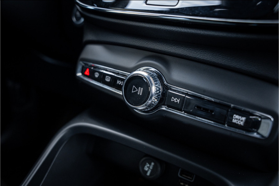 Volvo XC40 T4 Recharge Core Bright ** Camera ** Stuurverwarming **