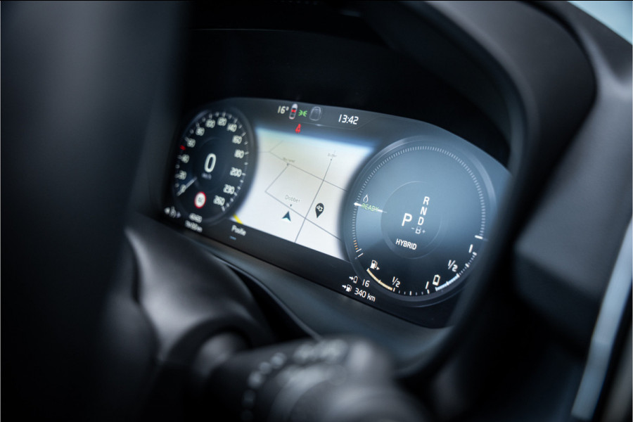 Volvo XC40 T4 Recharge Core Bright ** Camera ** Stuurverwarming **