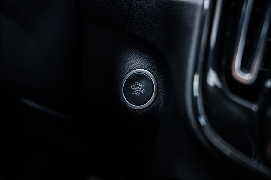 Volvo XC40 T4 Recharge Core Bright ** Camera ** Stuurverwarming **