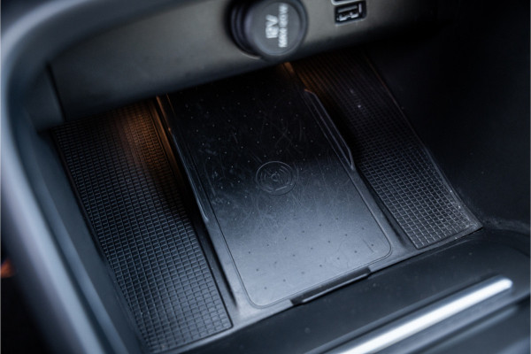 Volvo XC40 T4 Recharge Core Bright ** Camera ** Stuurverwarming **