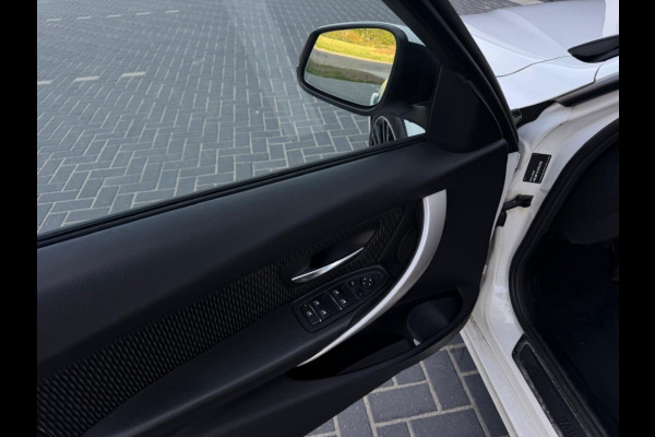 BMW 3 Serie 318i Executive M19 NAVI PDC ELEK PAKKET SPORTVELGEN LED