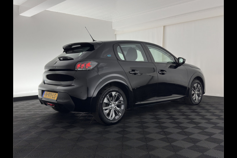 Peugeot e-208 EV Active Pack 50 kWh [ 3-Fase ] {SOH-90%} (INCL-BTW) Aut. *FULL-LED | DIGI-COCKPIT | MICROFIBRE | SPORT-SEATS | CARPLAY | CCS-FASTLOADER | KEYLESS | DAB+ | LANE-ASSIST | CRUISE | ECC | PDC | 16''ALU*