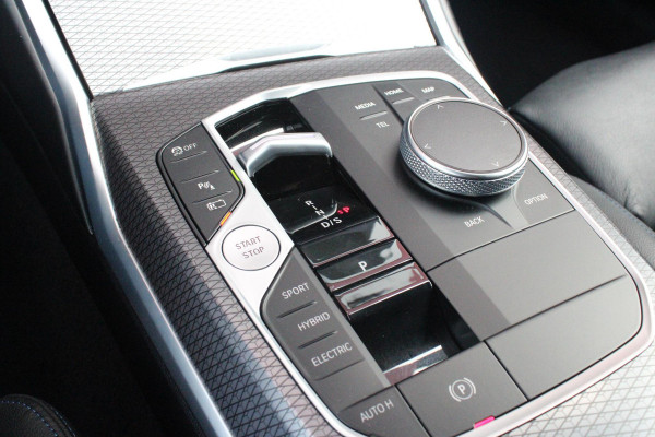 BMW 3 Serie Touring 330e 292PK M-SPORT | M-SPORT PRO-PAKKET | M-SPORT REMMEN UITGEVOERD IN DONKERBLAUW MET M LOGO | BMW LIVE COCKPIT PROFESSIONAL | CURVED DISPLAY |DRIVING ASSISTANT INCL. HEAD-UP DISPLAY | PANORAMISCH SCHUIF/KANTEL DAK | PARKING ASSIST INCL. ACHTERUITRIJCAMERA | ADAPTIEVE LED KOPLAMPEN |SHADOW LINE | M-SPORTSTOELEN VOOR | LEDER VERNASCA MET CONTRAST STIKSELS M-SPORT | STOEL VERWARMING | DRAADLOZE APPLE CARPLAY | ELEKTRISCH VERSTELBARE STOELEN MET GEHEUGEN FUNCTIE | HEAD UP DISPLAY | DRAADLOZE TELEFOONLADER | DODEHOEK BEWAKING | COMFORT PACK INCL. ELEKTRISCHE ACHTE