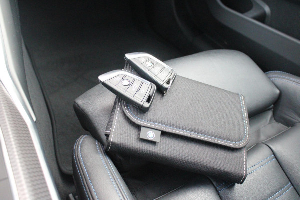 BMW 3 Serie Touring 330e 292PK M-SPORT | M-SPORT PRO-PAKKET | M-SPORT REMMEN UITGEVOERD IN DONKERBLAUW MET M LOGO | BMW LIVE COCKPIT PROFESSIONAL | CURVED DISPLAY |DRIVING ASSISTANT INCL. HEAD-UP DISPLAY | PANORAMISCH SCHUIF/KANTEL DAK | PARKING ASSIST INCL. ACHTERUITRIJCAMERA | ADAPTIEVE LED KOPLAMPEN |SHADOW LINE | M-SPORTSTOELEN VOOR | LEDER VERNASCA MET CONTRAST STIKSELS M-SPORT | STOEL VERWARMING | DRAADLOZE APPLE CARPLAY | ELEKTRISCH VERSTELBARE STOELEN MET GEHEUGEN FUNCTIE | HEAD UP DISPLAY | DRAADLOZE TELEFOONLADER | DODEHOEK BEWAKING | COMFORT PACK INCL. ELEKTRISCHE ACHTE