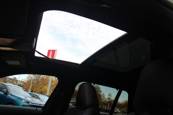 BMW 3 Serie Touring 330e 292PK M-SPORT | M-SPORT PRO-PAKKET | M-SPORT REMMEN UITGEVOERD IN DONKERBLAUW MET M LOGO | BMW LIVE COCKPIT PROFESSIONAL | CURVED DISPLAY |DRIVING ASSISTANT INCL. HEAD-UP DISPLAY | PANORAMISCH SCHUIF/KANTEL DAK | PARKING ASSIST INCL. ACHTERUITRIJCAMERA | ADAPTIEVE LED KOPLAMPEN |SHADOW LINE | M-SPORTSTOELEN VOOR | LEDER VERNASCA MET CONTRAST STIKSELS M-SPORT | STOEL VERWARMING | DRAADLOZE APPLE CARPLAY | ELEKTRISCH VERSTELBARE STOELEN MET GEHEUGEN FUNCTIE | HEAD UP DISPLAY | DRAADLOZE TELEFOONLADER | DODEHOEK BEWAKING | COMFORT PACK INCL. ELEKTRISCHE ACHTE