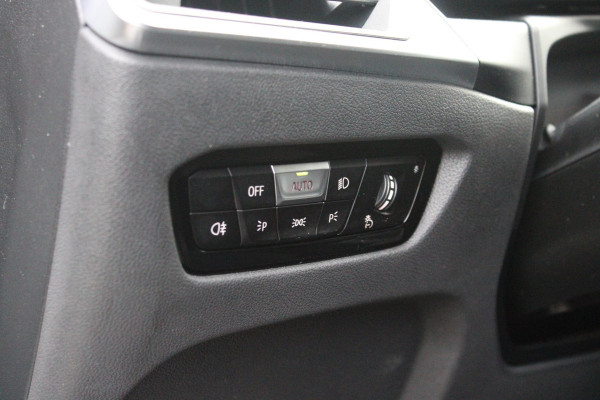 BMW 3 Serie Touring 330e 292PK M-SPORT | M-SPORT PRO-PAKKET | M-SPORT REMMEN UITGEVOERD IN DONKERBLAUW MET M LOGO | BMW LIVE COCKPIT PROFESSIONAL | CURVED DISPLAY |DRIVING ASSISTANT INCL. HEAD-UP DISPLAY | PANORAMISCH SCHUIF/KANTEL DAK | PARKING ASSIST INCL. ACHTERUITRIJCAMERA | ADAPTIEVE LED KOPLAMPEN |SHADOW LINE | M-SPORTSTOELEN VOOR | LEDER VERNASCA MET CONTRAST STIKSELS M-SPORT | STOEL VERWARMING | DRAADLOZE APPLE CARPLAY | ELEKTRISCH VERSTELBARE STOELEN MET GEHEUGEN FUNCTIE | HEAD UP DISPLAY | DRAADLOZE TELEFOONLADER | DODEHOEK BEWAKING | COMFORT PACK INCL. ELEKTRISCHE ACHTE