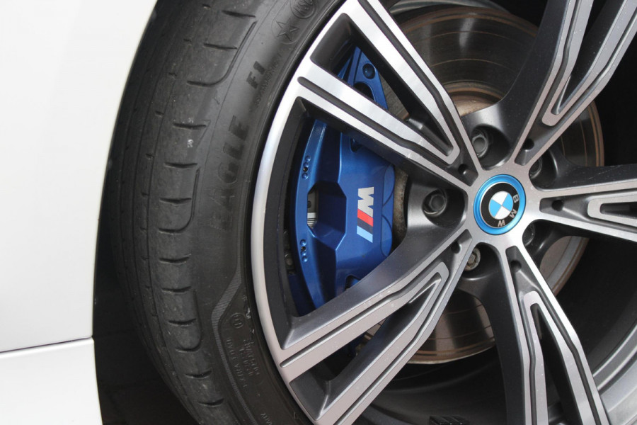 BMW 3 Serie Touring 330e 292PK M-SPORT | M-SPORT PRO-PAKKET | M-SPORT REMMEN UITGEVOERD IN DONKERBLAUW MET M LOGO | BMW LIVE COCKPIT PROFESSIONAL | CURVED DISPLAY |DRIVING ASSISTANT INCL. HEAD-UP DISPLAY | PANORAMISCH SCHUIF/KANTEL DAK | PARKING ASSIST INCL. ACHTERUITRIJCAMERA | ADAPTIEVE LED KOPLAMPEN |SHADOW LINE | M-SPORTSTOELEN VOOR | LEDER VERNASCA MET CONTRAST STIKSELS M-SPORT | STOEL VERWARMING | DRAADLOZE APPLE CARPLAY | ELEKTRISCH VERSTELBARE STOELEN MET GEHEUGEN FUNCTIE | HEAD UP DISPLAY | DRAADLOZE TELEFOONLADER | DODEHOEK BEWAKING | COMFORT PACK INCL. ELEKTRISCHE ACHTE