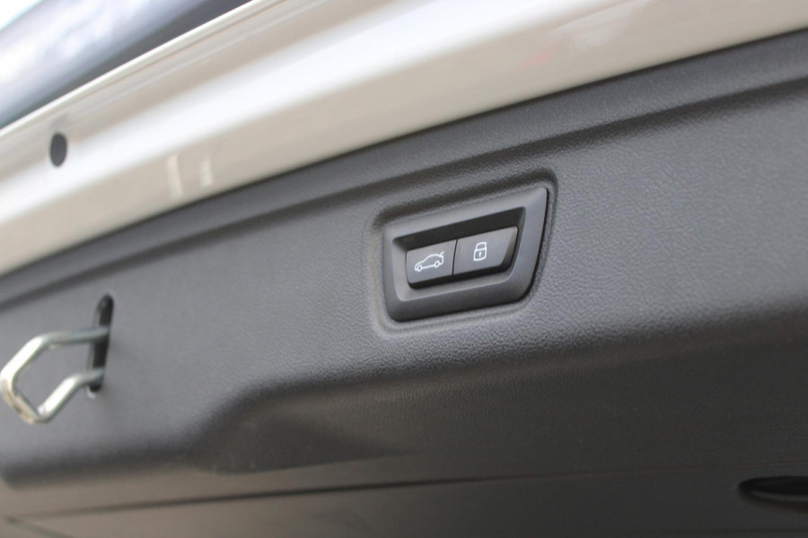 BMW 3 Serie Touring 330e 292PK M-SPORT | M-SPORT PRO-PAKKET | M-SPORT REMMEN UITGEVOERD IN DONKERBLAUW MET M LOGO | BMW LIVE COCKPIT PROFESSIONAL | CURVED DISPLAY |DRIVING ASSISTANT INCL. HEAD-UP DISPLAY | PANORAMISCH SCHUIF/KANTEL DAK | PARKING ASSIST INCL. ACHTERUITRIJCAMERA | ADAPTIEVE LED KOPLAMPEN |SHADOW LINE | M-SPORTSTOELEN VOOR | LEDER VERNASCA MET CONTRAST STIKSELS M-SPORT | STOEL VERWARMING | DRAADLOZE APPLE CARPLAY | ELEKTRISCH VERSTELBARE STOELEN MET GEHEUGEN FUNCTIE | HEAD UP DISPLAY | DRAADLOZE TELEFOONLADER | DODEHOEK BEWAKING | COMFORT PACK INCL. ELEKTRISCHE ACHTE