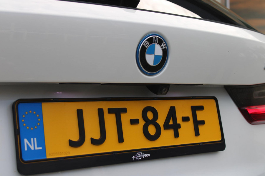 BMW 3 Serie Touring 330e 292PK M-SPORT | M-SPORT PRO-PAKKET | M-SPORT REMMEN UITGEVOERD IN DONKERBLAUW MET M LOGO | BMW LIVE COCKPIT PROFESSIONAL | CURVED DISPLAY |DRIVING ASSISTANT INCL. HEAD-UP DISPLAY | PANORAMISCH SCHUIF/KANTEL DAK | PARKING ASSIST INCL. ACHTERUITRIJCAMERA | ADAPTIEVE LED KOPLAMPEN |SHADOW LINE | M-SPORTSTOELEN VOOR | LEDER VERNASCA MET CONTRAST STIKSELS M-SPORT | STOEL VERWARMING | DRAADLOZE APPLE CARPLAY | ELEKTRISCH VERSTELBARE STOELEN MET GEHEUGEN FUNCTIE | HEAD UP DISPLAY | DRAADLOZE TELEFOONLADER | DODEHOEK BEWAKING | COMFORT PACK INCL. ELEKTRISCHE ACHTE