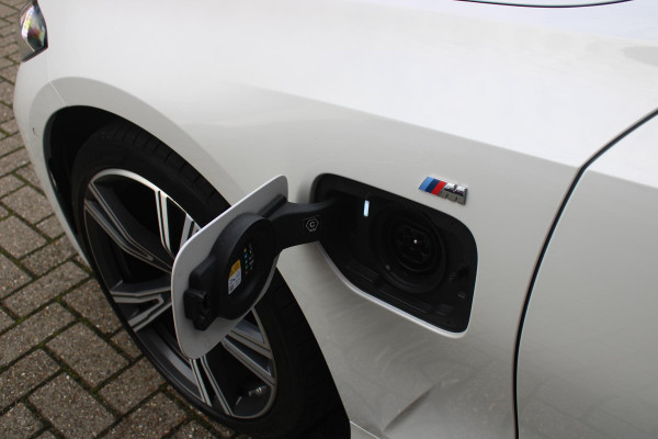 BMW 3 Serie Touring 330e 292PK M-SPORT | M-SPORT PRO-PAKKET | M-SPORT REMMEN UITGEVOERD IN DONKERBLAUW MET M LOGO | BMW LIVE COCKPIT PROFESSIONAL | CURVED DISPLAY |DRIVING ASSISTANT INCL. HEAD-UP DISPLAY | PANORAMISCH SCHUIF/KANTEL DAK | PARKING ASSIST INCL. ACHTERUITRIJCAMERA | ADAPTIEVE LED KOPLAMPEN |SHADOW LINE | M-SPORTSTOELEN VOOR | LEDER VERNASCA MET CONTRAST STIKSELS M-SPORT | STOEL VERWARMING | DRAADLOZE APPLE CARPLAY | ELEKTRISCH VERSTELBARE STOELEN MET GEHEUGEN FUNCTIE | HEAD UP DISPLAY | DRAADLOZE TELEFOONLADER | DODEHOEK BEWAKING | COMFORT PACK INCL. ELEKTRISCHE ACHTE