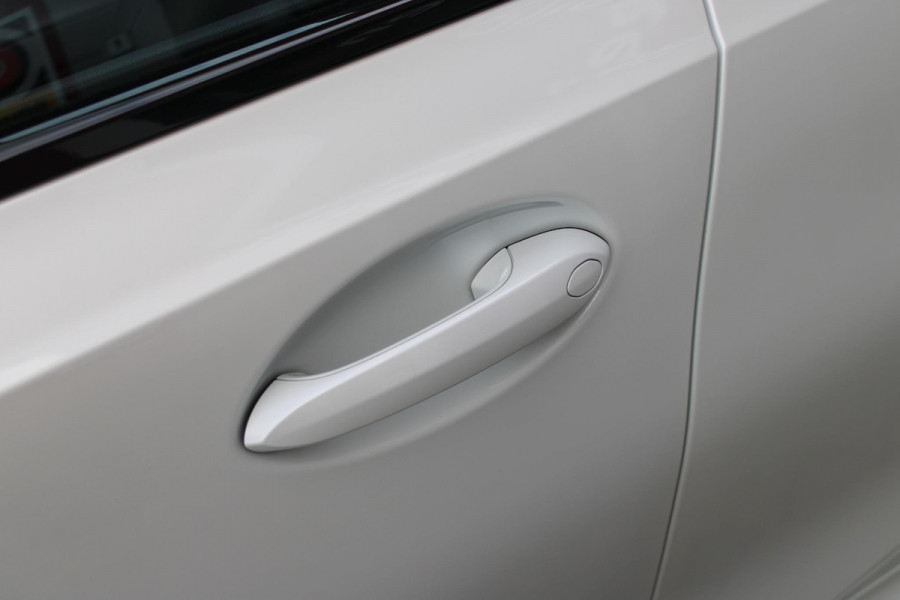 BMW 3 Serie Touring 330e 292PK M-SPORT | M-SPORT PRO-PAKKET | M-SPORT REMMEN UITGEVOERD IN DONKERBLAUW MET M LOGO | BMW LIVE COCKPIT PROFESSIONAL | CURVED DISPLAY |DRIVING ASSISTANT INCL. HEAD-UP DISPLAY | PANORAMISCH SCHUIF/KANTEL DAK | PARKING ASSIST INCL. ACHTERUITRIJCAMERA | ADAPTIEVE LED KOPLAMPEN |SHADOW LINE | M-SPORTSTOELEN VOOR | LEDER VERNASCA MET CONTRAST STIKSELS M-SPORT | STOEL VERWARMING | DRAADLOZE APPLE CARPLAY | ELEKTRISCH VERSTELBARE STOELEN MET GEHEUGEN FUNCTIE | HEAD UP DISPLAY | DRAADLOZE TELEFOONLADER | DODEHOEK BEWAKING | COMFORT PACK INCL. ELEKTRISCHE ACHTE