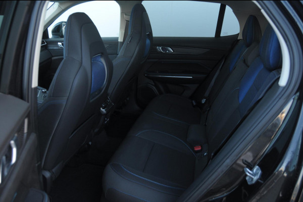 Lynk & Co 01 / Adaptieve cruise control / Elektrische stoelen / BLIS / Stoelverwarming / Elektrische achterklep / Climate control / Parkeersensoren met camera / Regensensor / Keyless entry /