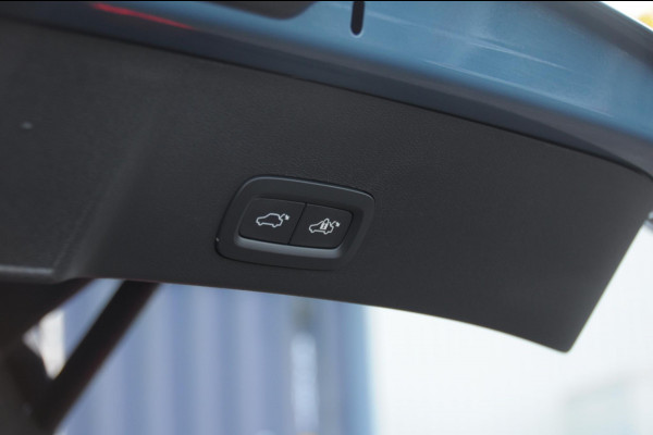Volvo XC40 212PK Automaat B4 Plus Dark Elektrische stoelen met geheugen/ Harman kardon audio/ BLIS/ Stoelverwarming/ Stuurverwarming/ Achteruitrijcamera