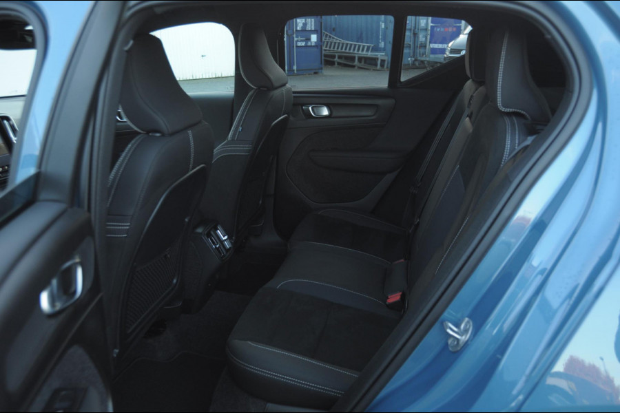Volvo XC40 212PK Automaat B4 Plus Dark Elektrische stoelen met geheugen/ Harman kardon audio/ BLIS/ Stoelverwarming/ Stuurverwarming/ Achteruitrijcamera