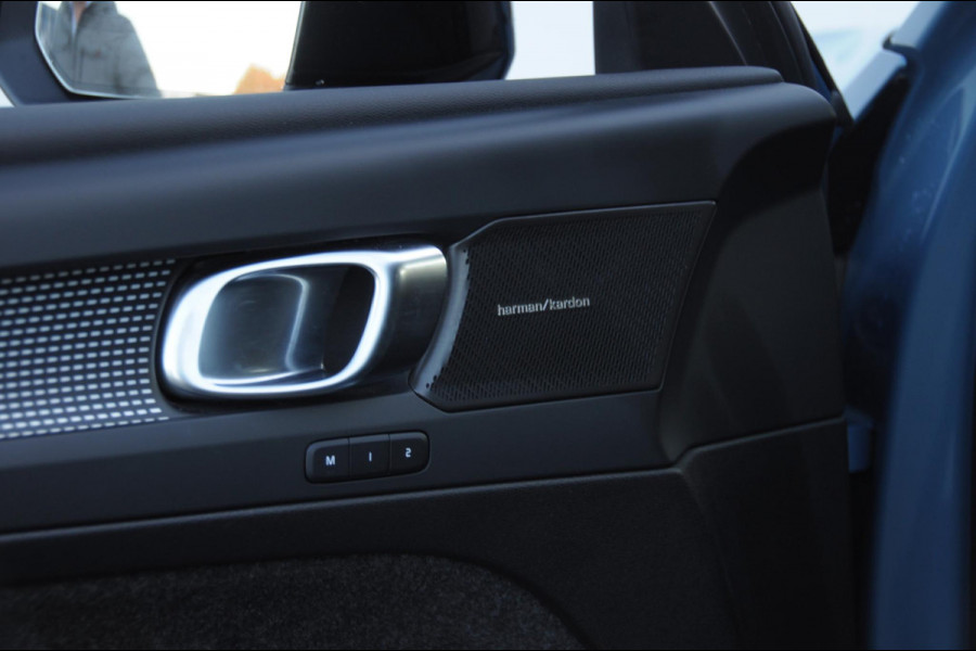 Volvo XC40 212PK Automaat B4 Plus Dark Elektrische stoelen met geheugen/ Harman kardon audio/ BLIS/ Stoelverwarming/ Stuurverwarming/ Achteruitrijcamera