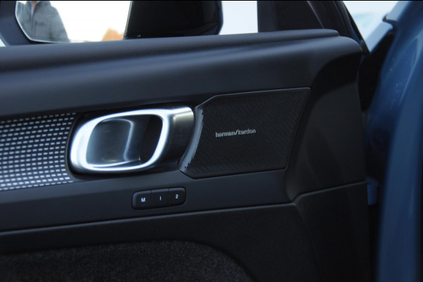 Volvo XC40 212PK Automaat B4 Plus Dark Elektrische stoelen met geheugen/ Harman kardon audio/ BLIS/ Stoelverwarming/ Stuurverwarming/ Achteruitrijcamera