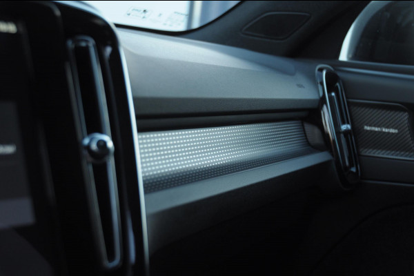 Volvo XC40 212PK Automaat B4 Plus Dark Elektrische stoelen met geheugen/ Harman kardon audio/ BLIS/ Stoelverwarming/ Stuurverwarming/ Achteruitrijcamera