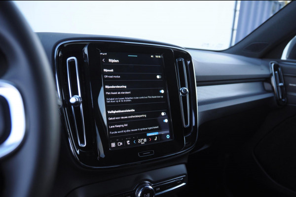 Volvo XC40 212PK Automaat B4 Plus Dark Elektrische stoelen met geheugen/ Harman kardon audio/ BLIS/ Stoelverwarming/ Stuurverwarming/ Achteruitrijcamera