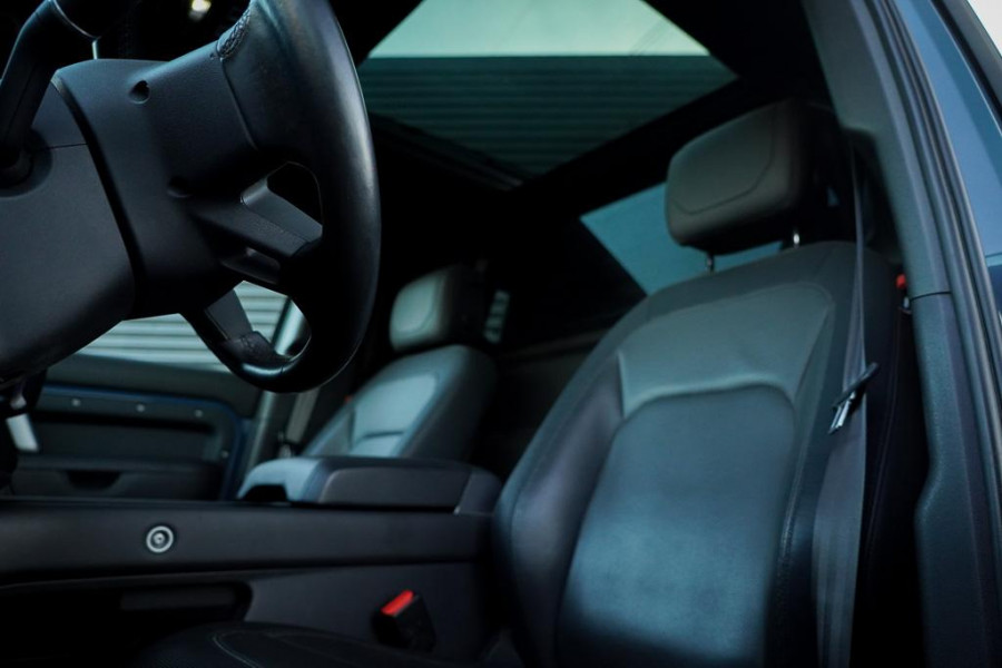 Land Rover Defender 3.0 D250 110 X-Dynamic HSE / Pano / Elektrische Trekhaak / Groot Navi / Stoelklima / Excl BTW