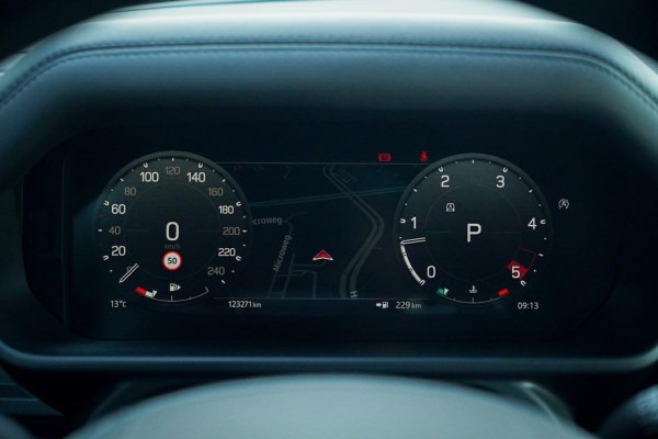 Land Rover Defender 3.0 D250 110 X-Dynamic HSE / Pano / Elektrische Trekhaak / Groot Navi / Stoelklima / Excl BTW