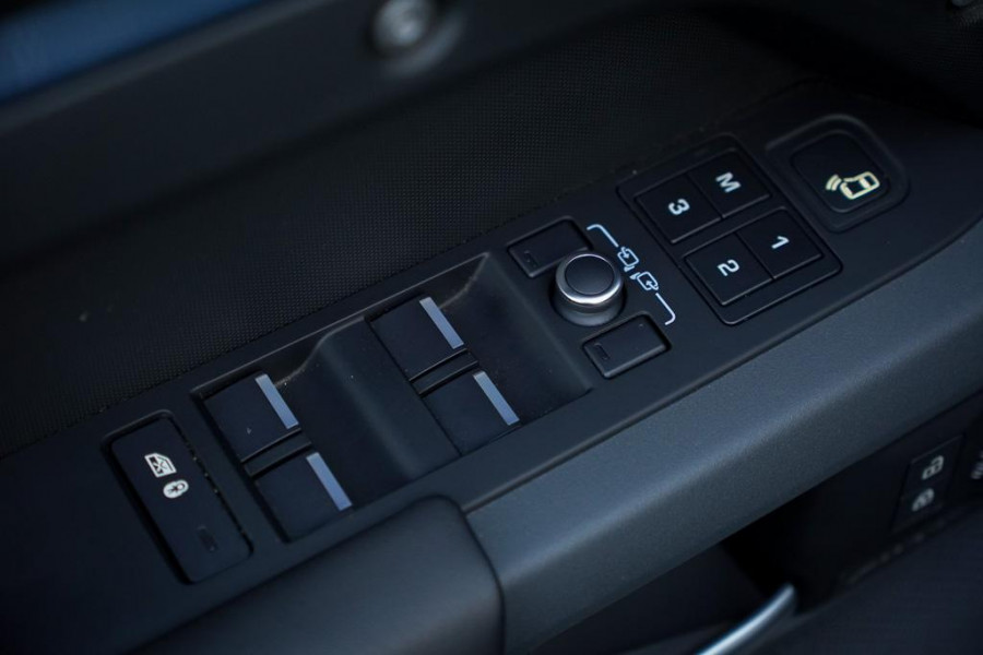 Land Rover Defender 3.0 D250 110 X-Dynamic HSE / Pano / Elektrische Trekhaak / Groot Navi / Stoelklima / Excl BTW