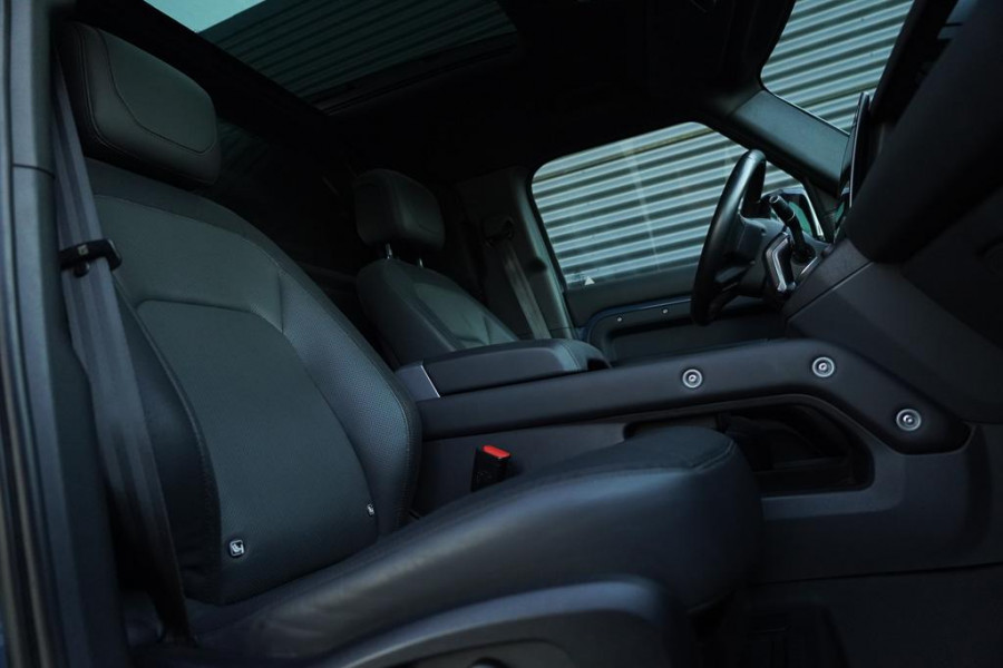 Land Rover Defender 3.0 D250 110 X-Dynamic HSE / Pano / Elektrische Trekhaak / Groot Navi / Stoelklima / Excl BTW