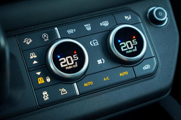 Land Rover Defender 3.0 D250 110 X-Dynamic HSE / Pano / Elektrische Trekhaak / Groot Navi / Stoelklima / Excl BTW