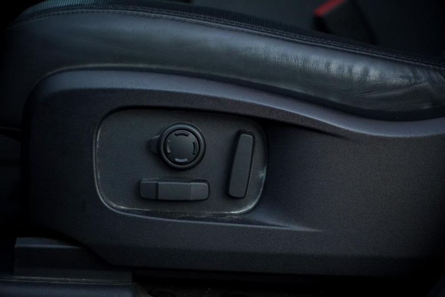 Land Rover Defender 3.0 D250 110 X-Dynamic HSE / Pano / Elektrische Trekhaak / Groot Navi / Stoelklima / Excl BTW