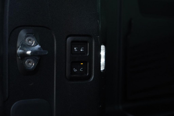 Land Rover Defender 3.0 D250 110 X-Dynamic HSE / Pano / Elektrische Trekhaak / Groot Navi / Stoelklima / Excl BTW