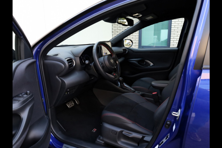Toyota Yaris 1.5 Hybrid 130 GR Sport | Bi-Tone | Leder/Alcantara | Dodehoek