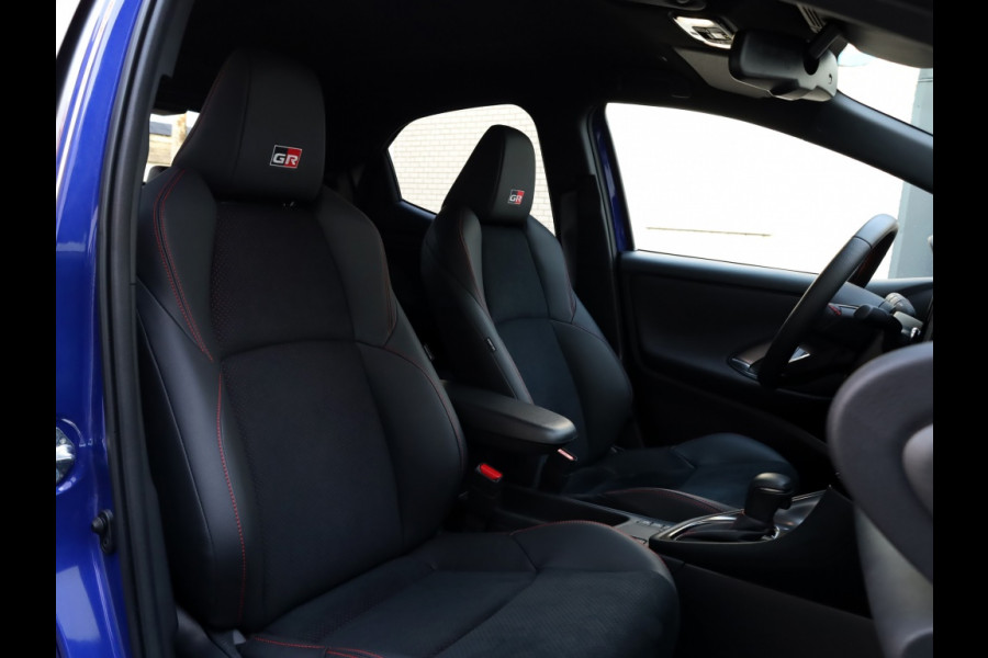 Toyota Yaris 1.5 Hybrid 130 GR Sport | Bi-Tone | Leder/Alcantara | Dodehoek