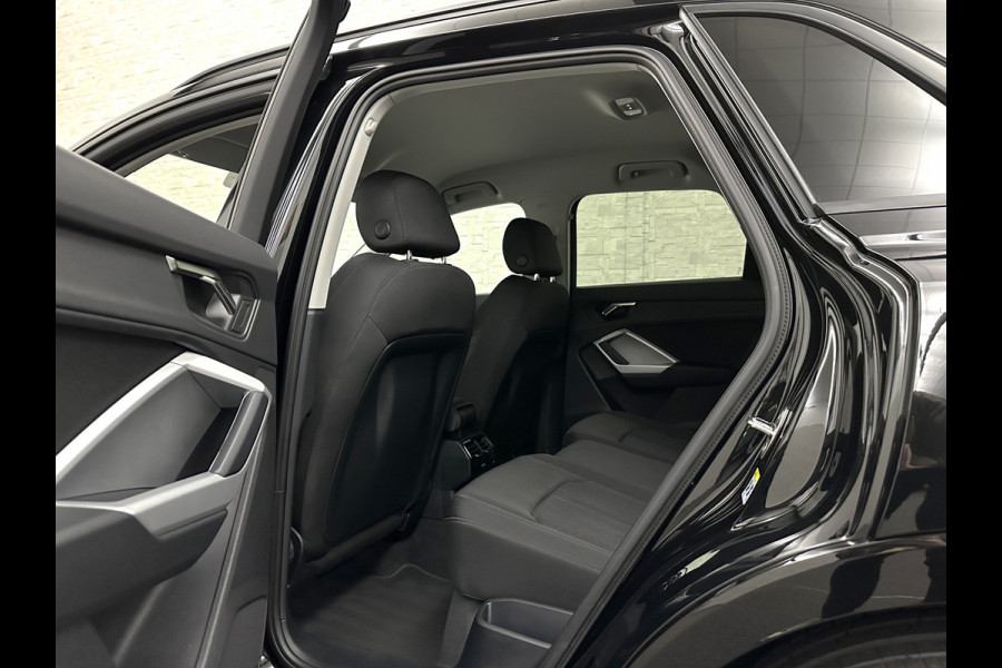 Audi Q3 45 TFSI e S-Line | ACC | Virtual-Cockpit | Standkachel | Sportstoelen | Getint-Glas | Black-Optic | Carplay | LED | Lane-Assist | Climate-Control | Stoelverwarming | Achteruitrij-Camera | DAB | BOVAG Garantie |