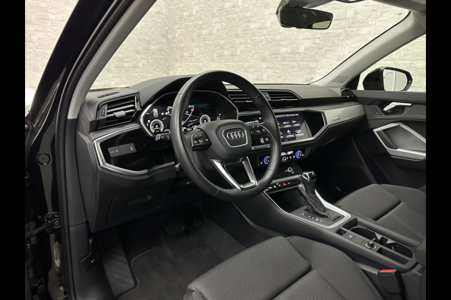 Audi Q3 45 TFSI e S-Line | ACC | Virtual-Cockpit | Standkachel | Sportstoelen | Getint-Glas | Black-Optic | Carplay | LED | Lane-Assist | Climate-Control | Stoelverwarming | Achteruitrij-Camera | DAB | BOVAG Garantie |