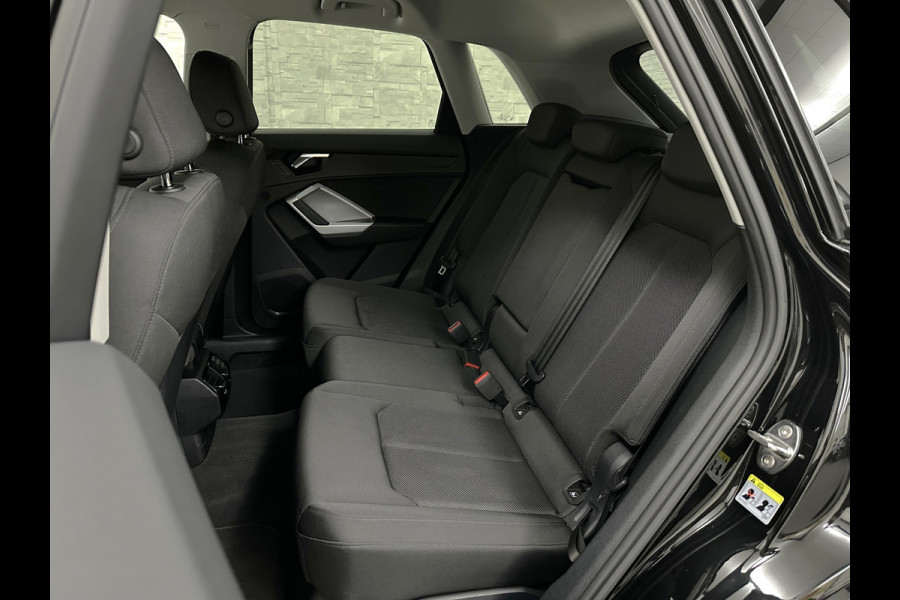 Audi Q3 45 TFSI e S-Line | ACC | Virtual-Cockpit | Standkachel | Sportstoelen | Getint-Glas | Black-Optic | Carplay | LED | Lane-Assist | Climate-Control | Stoelverwarming | Achteruitrij-Camera | DAB | BOVAG Garantie |