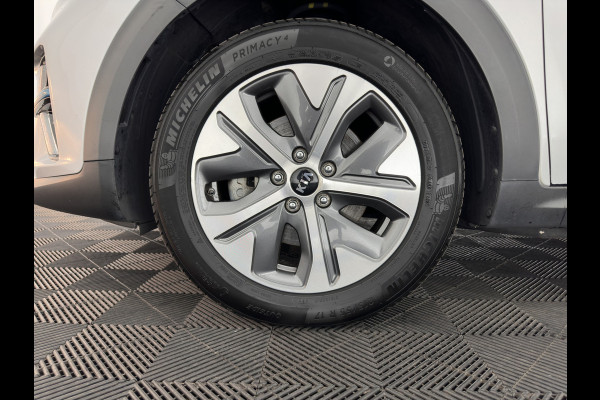 Kia e-Niro DynamicLine 64 kWh [ 3-Fase ] { SOH-100% } (INCL-BTW) Aut. *HEATPUMP | LEATHER-FABRIC | NAVI-FULLMAP | AMBIENT-LIGHT | DAB+ | ADAPTIVE-CRUISE | CAMERA | HEATED-COMFORTSEATS | KEYLESS | DIGI-COCKPIT | SHIFT-PADDLES | CARPLAY | 17"ALU*