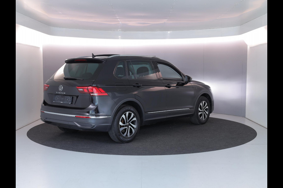 Volkswagen Tiguan 1.5 TSI Life 150 pk Automaat (DSG) | Navigatie | Panoramadak | Parkeersensoren | Achteruitrijcamera | Stoelverwarming | Adaptieve cruise control |