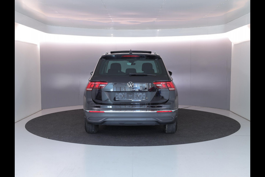 Volkswagen Tiguan 1.5 TSI Life 150 pk Automaat (DSG) | Navigatie | Panoramadak | Parkeersensoren | Achteruitrijcamera | Stoelverwarming | Adaptieve cruise control |