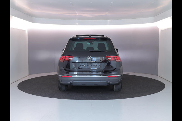 Volkswagen Tiguan 1.5 TSI Life 150 pk Automaat (DSG) | Navigatie | Panoramadak | Parkeersensoren | Achteruitrijcamera | Stoelverwarming | Adaptieve cruise control |