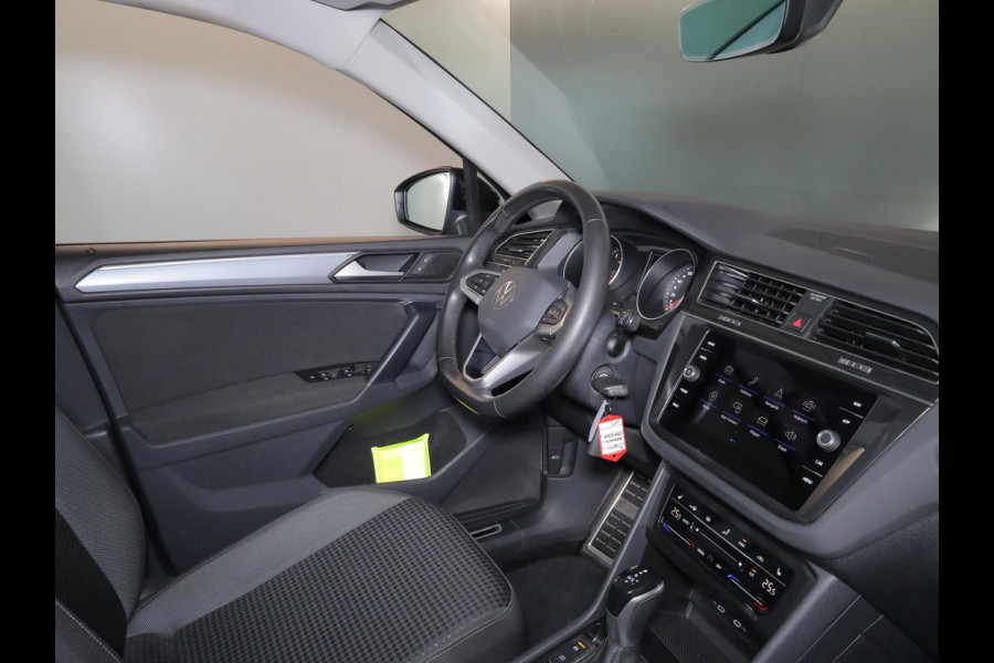 Volkswagen Tiguan 1.5 TSI Life 150 pk Automaat (DSG) | Navigatie | Panoramadak | Parkeersensoren | Achteruitrijcamera | Stoelverwarming | Adaptieve cruise control |